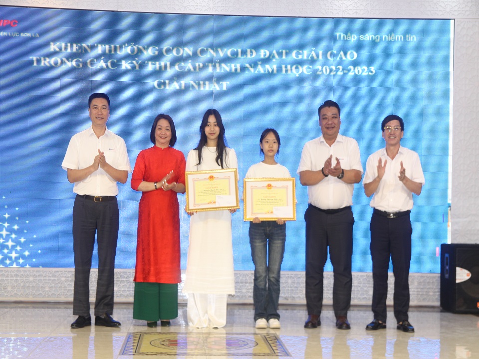 Biểu dương Gia đình tiêu biểu, Con CBCNV đạt thành tích xuất sắc trong năm học 2022-2023 và Trao giải Cuộc thi vẽ tranh “Thế giới trong mắt em”